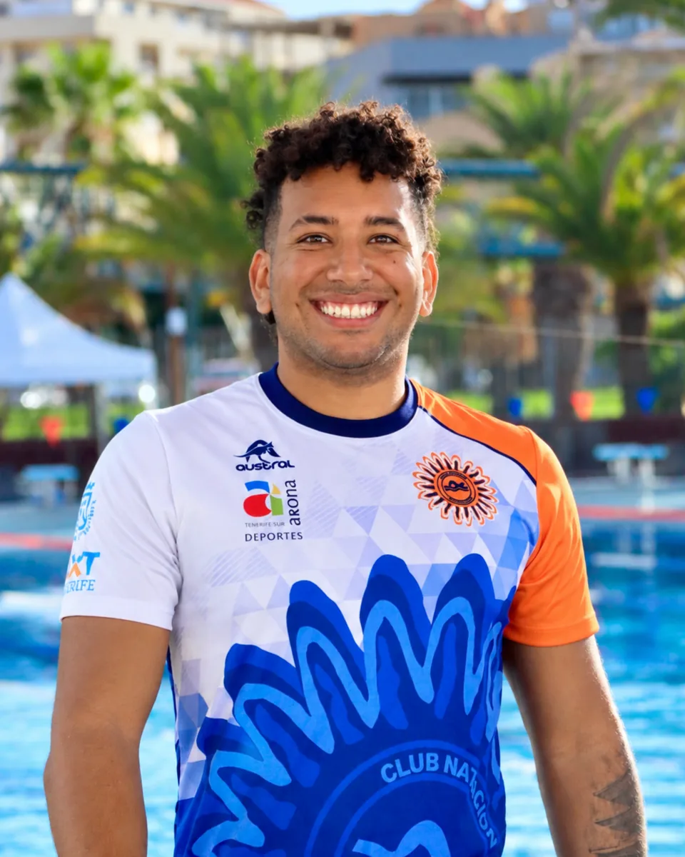 Retrato de Fernando Sánchez con la camiseta del club