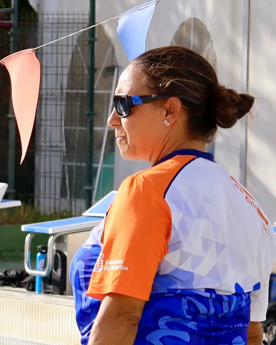 María Asencio al borde de la piscina durante un entrenamiento