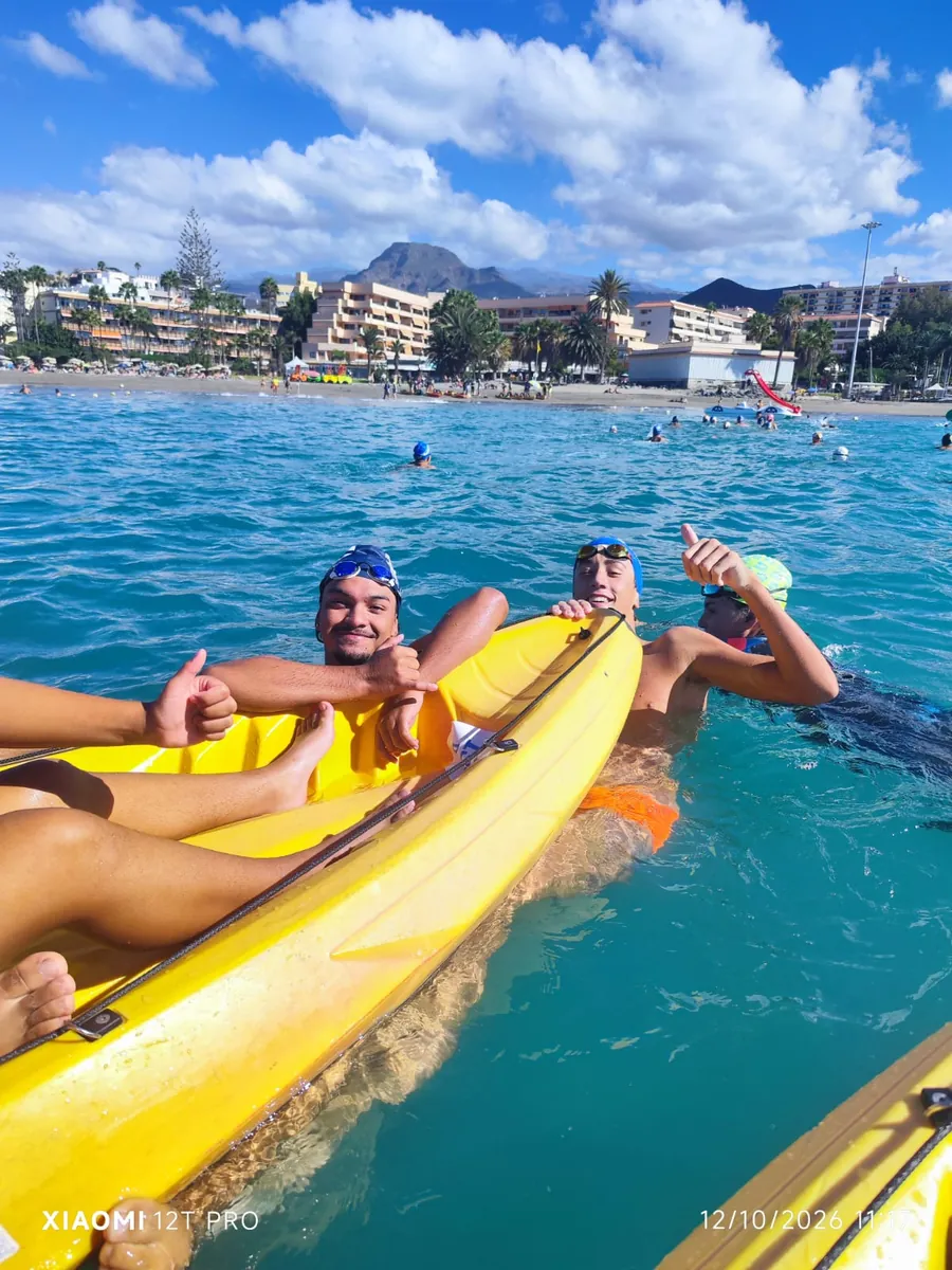 Nadadores en kayak en la bahía de Los Cristianos