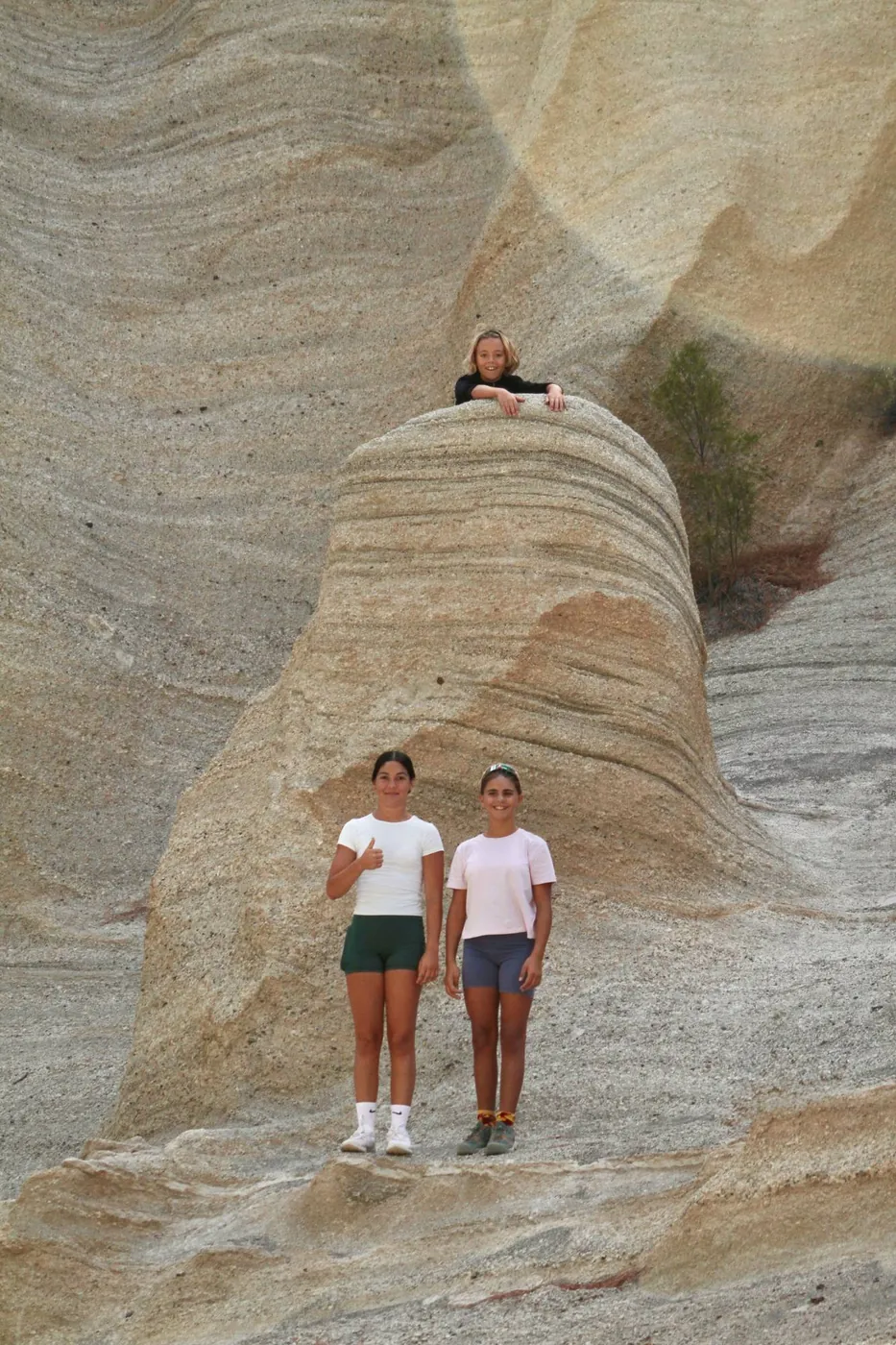 Tres nadadores posando en una roca del Paisaje Lunar