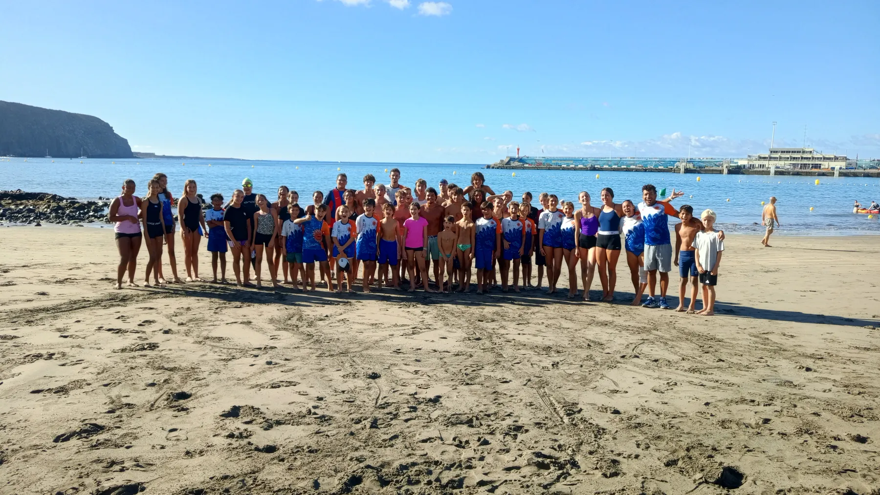 Grupo del club en la playa de Los Cristianos
