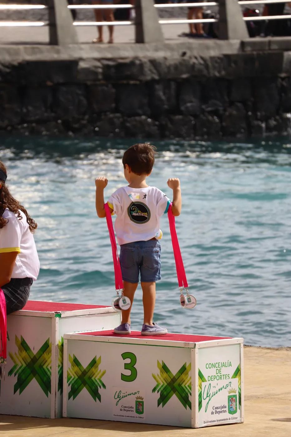 Niño con medallas sobre el podio de la travesía de Güímar