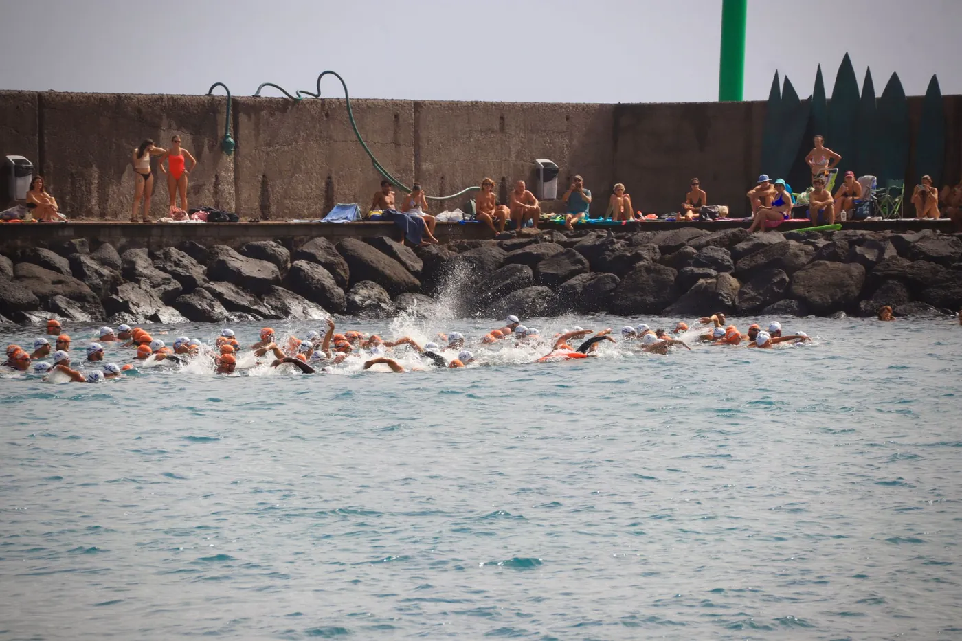 Salida de la travesía de Güímar con decenas de nadadores en el agua